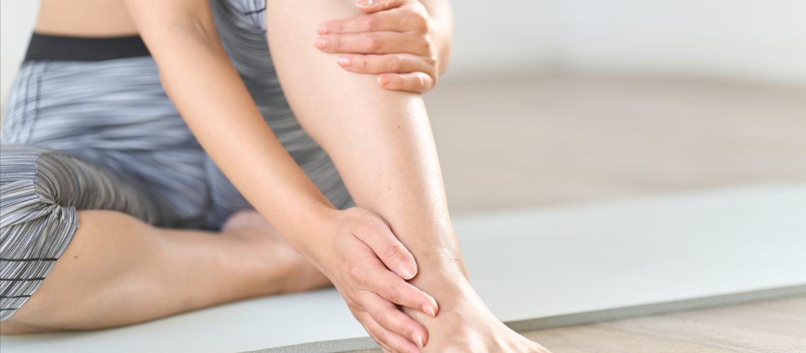 Pessoa hidratando-se para prevenir retenção de líquidos no verão